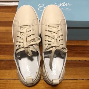 Like NEW women's 11 or Men’s 9 ivory sneakers Seychelles
